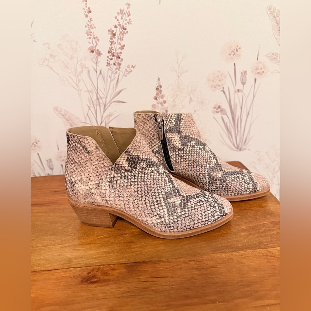Vince Camuto Arendara Snakeskin Leather Ankle Bootie Size 5.5